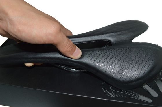 کم وزن 139 گرمی بالش دوچرخه با فیبر کربن کامل برای همه فصل ها صندلی دوچرخه جاده ای